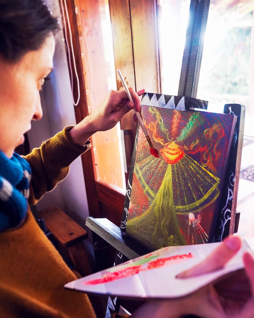 Artista trabajando en el estudio