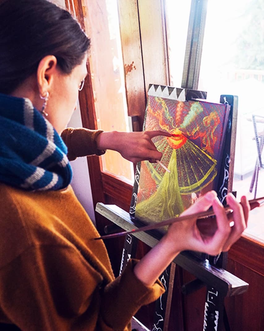 Artista dibujando junto a la ventana