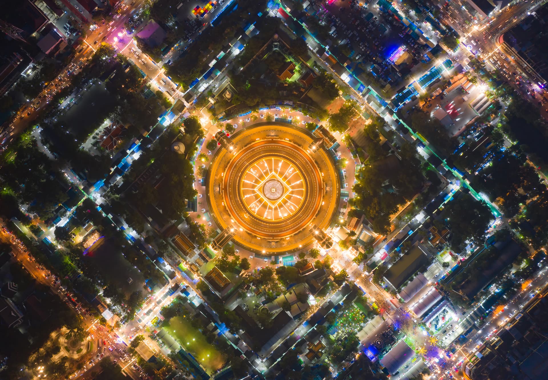 Vista aérea del templo Phra Pathom Chedi iluminado de noche, de planta circular como un mandala